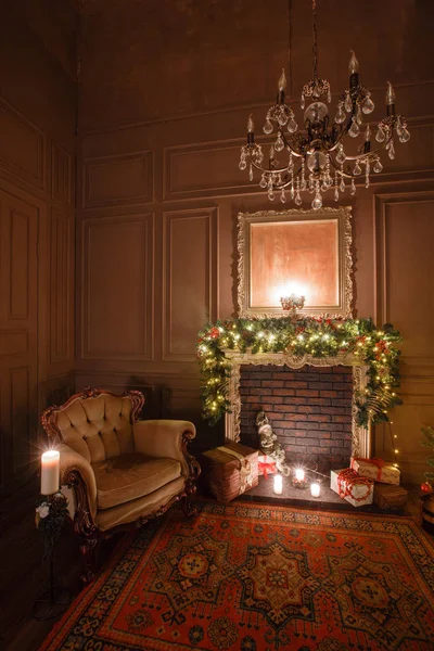 Rustig beeld van interieur klassiek New Year Tree ingericht in een kamer met open haard — Stockfoto