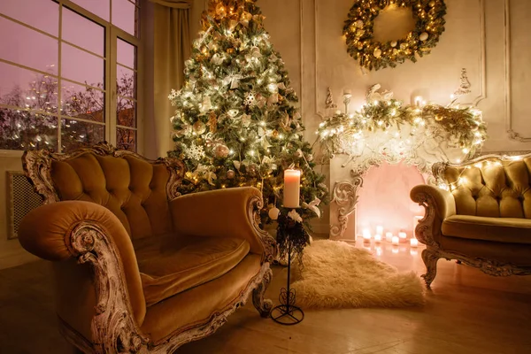 Тихий образ интерьера Классическое новогоднее дерево, оформленное в комнате с камином — стоковое фото