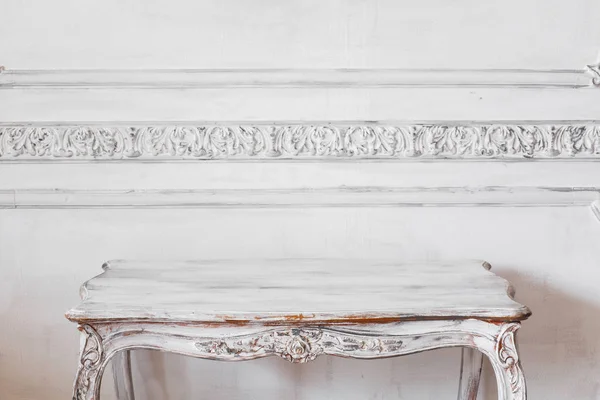 Sala de estar con luz antigua y elegante Mesa de colores en el diseño de pared blanca de lujo bas-relieve molduras de estuco elementos de roccoco —  Fotos de Stock