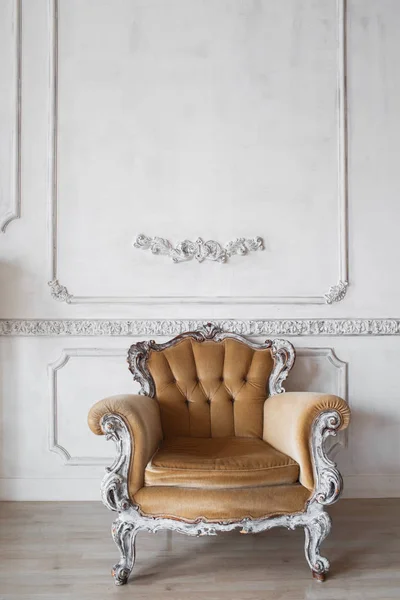 Sala de estar con sillón beige con estilo antiguo en el diseño de pared blanca de lujo bas-relieve molduras de estuco elementos roccoco —  Fotos de Stock