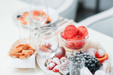 Olgun dilimli karpuz ve kavun üzüm çilek