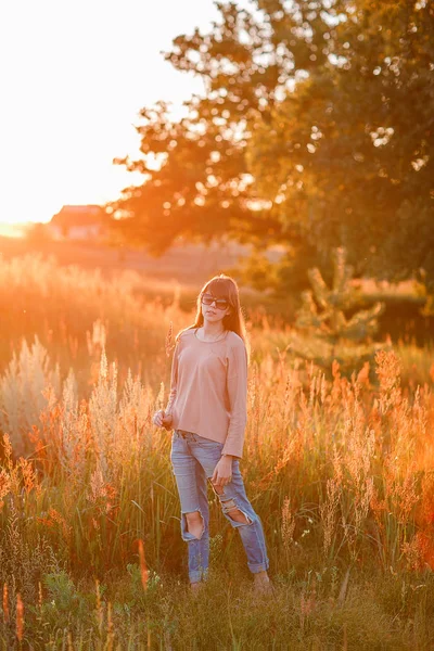 Giovane ragazza moderna sullo sfondo tramonto . — Foto Stock