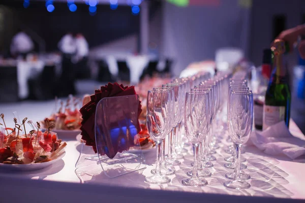 Catering bankettbord med bakad mat snacks, smörgåsar, kakor, koppar och tallrikar, själv tjäna, öppna buffé middag — Stockfoto