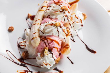 Banana split ve dondurma tatlı Topingler ile