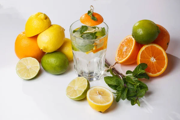 Vidro esportivo Água com limão, limão e hortelã na mesa branca — Fotografia de Stock