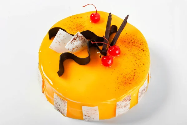 Třešňový tvarohový koláč na kreativní deska, organické potraviny s čokoládou — Stock fotografie