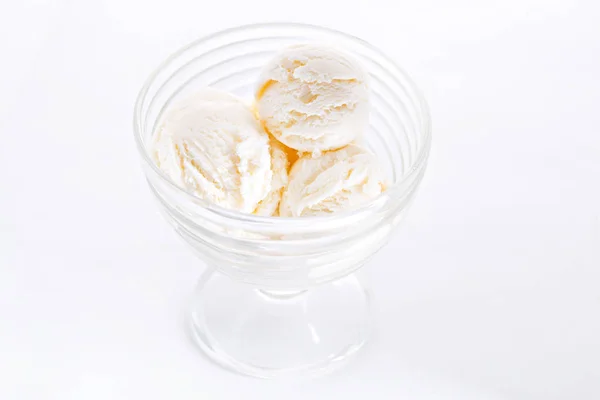 Es krim sundae vanili dalam cangkir dengan latar belakang putih — Stok Foto