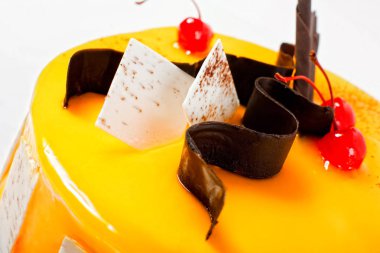 Organik gıda çikolata ile yaratıcı bir tabakta vişneli cheesecake