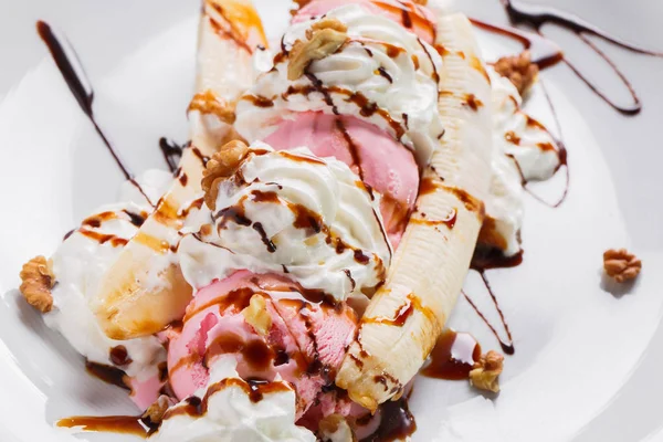 Muzlu dondurma ile çırpılmış, fındık ve kiraz