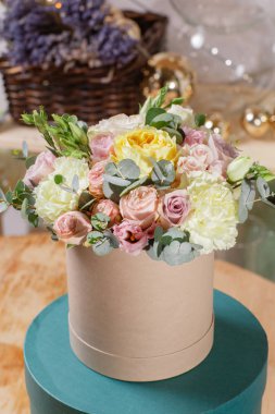 Şapka kompozisyon bir grup zengin. Bir taze buket çiçekler farklı renk karışımı