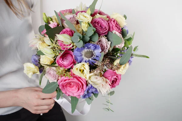 Hermoso ramo hecho de diferentes flores con en mano de mujer. color colorido mezcla flor — Foto de Stock