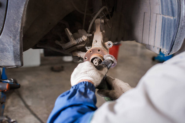 Новый тормозной диск на машине в гараже. Автомеханические ремонты
 .