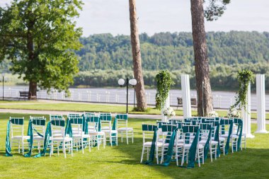 Yeşil ve Zümrüt şerit açık havada beyaz düğün koltukları