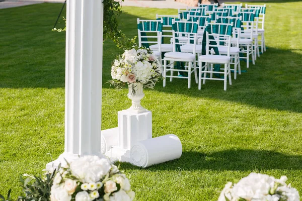 Yeşil ve Zümrüt şerit açık havada beyaz düğün koltukları — Stok fotoğraf