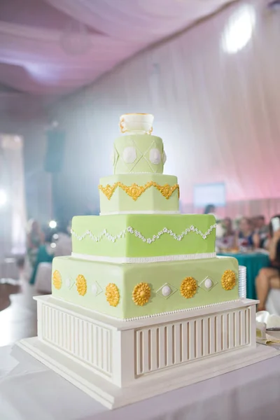Bolo de casamento elegante quatro níveis. cores pistache no estilo grego — Fotografia de Stock