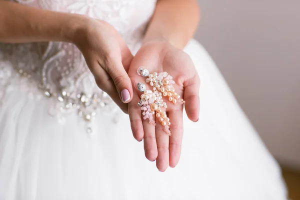 Ohrring in Brauthänden. schöne Hochzeitsaccessoires. Datum. Herbstferien — Stockfoto