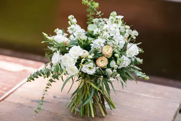 Brudbukett. Brudar. Vackra vita blommor och grönska, dekorerad med sidenband, lögner på vintage trä stol — Stockfoto