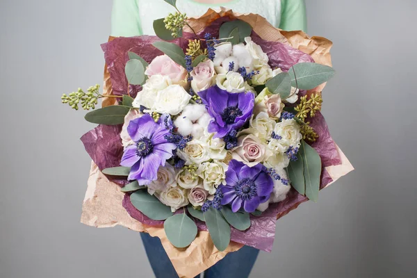 Rijk boeket bloemen van verschillende kleuren gemengd in vrouw hand . — Stockfoto