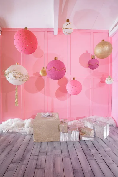 Grandes bolas de Natal em um fundo rosa na sala de crianças — Fotografia de Stock