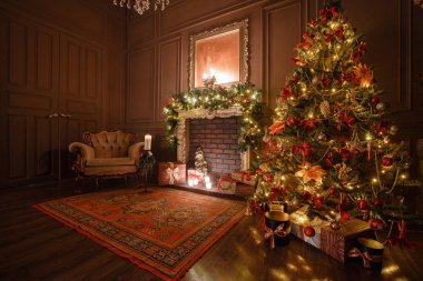 Sakin görüntü iç klasik yılbaşı ağacının bir oda dekore edilmiş