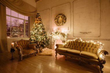 Sakin görüntü iç klasik yılbaşı ağacının bir oda dekore edilmiş