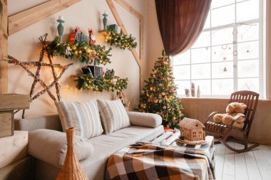 İç modern ev dekore edilmiş salon Noel ağacı ve hediyeler, kanepe, Masa sakin görüntü battaniye ile örtülü.