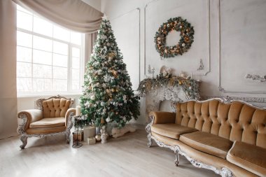 Sakin görüntü iç klasik yılbaşı ağacının bir oda dekore edilmiş