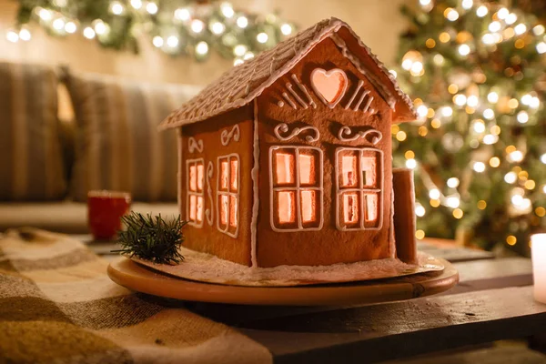 Casa de jengibre casera en la habitación de fondo decorado para Navidad . — Foto de Stock