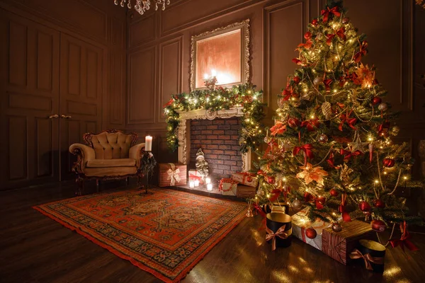 Sakin görüntü iç klasik yılbaşı ağacının bir oda dekore edilmiş — Stok fotoğraf