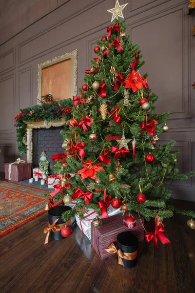 Imagen tranquila del interior Árbol de Año Nuevo clásico decorado en una habitación con chimenea —  Fotos de Stock