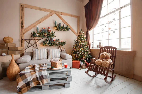 인테리어 현대 홈 거실 장식 크리스마스 트리, 선물, 소파, 테이블의 진정 이미지 담요로 덮여. — 스톡 사진