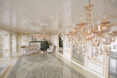 Sakin görüntü iç klasik yılbaşı ağacının bir oda dekore edilmiş