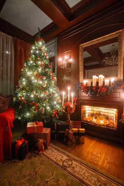 Sakin görüntü iç klasik yılbaşı ağacının bir oda dekore edilmiş