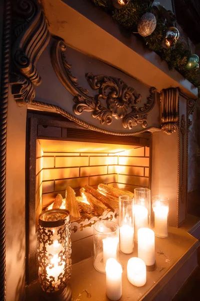 La veille de Noël. cheminée dans la chambre avec des bougies. ballons décorés en épicéa — Photo