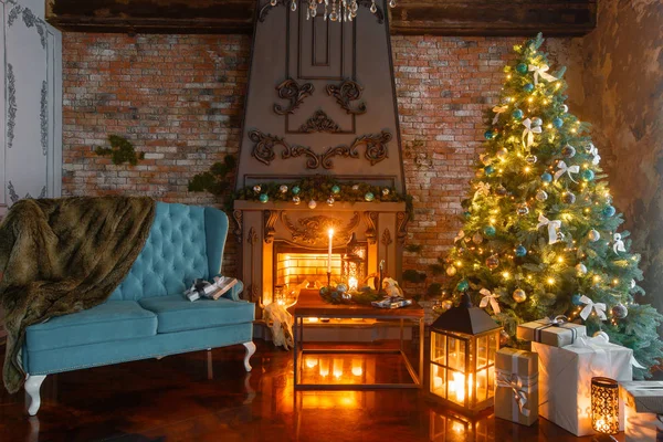 Imagen tranquila del interior Árbol de Año Nuevo clásico decorado en una habitación con chimenea —  Fotos de Stock