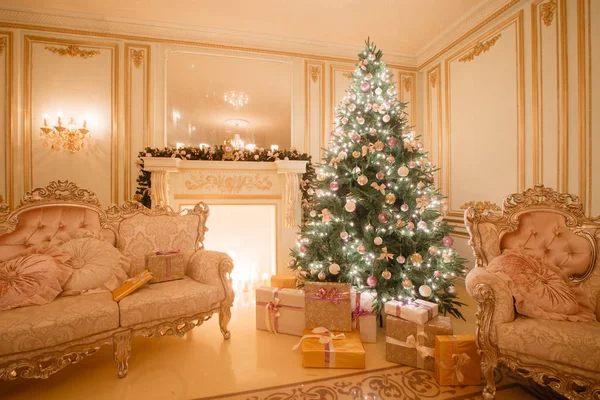 Lugn bild av interiör klassiska nyår trädet dekorerade i ett rum med öppen spis — Stockfoto