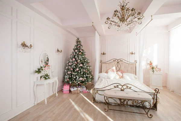 Тихий образ интерьера Классическое новогоднее дерево, оформленное в номере с кроватью — стоковое фото