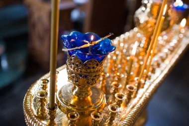 mumlar ve lamba yakın çekim. Paskalya Ortodoks Kilisesi'nin iç. bebek vaftiz. Tören içinde bir Hıristiyan. banyo içine vaftiz yazı tipi