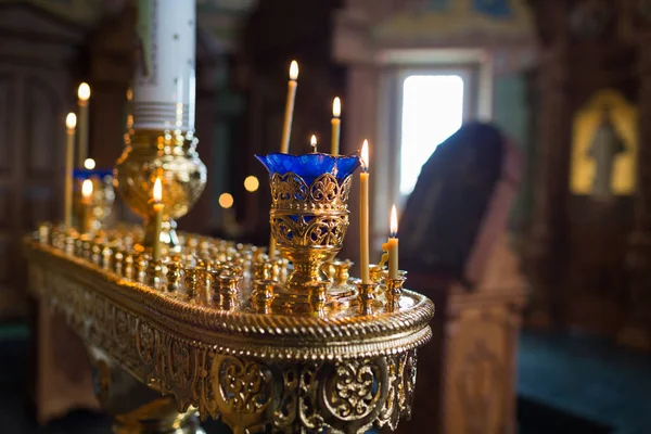 Bougies et lampe close-up. Intérieur de l'église orthodoxe à Pâques. baptême de bébé. Cérémonie a en chrétien. baigner dans la fontaine baptismale — Photo