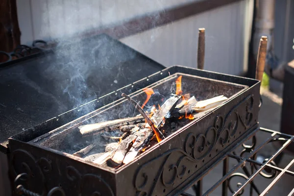 Kaukaski Bbq. charcoal grill i płomienie z bliska — Zdjęcie stockowe