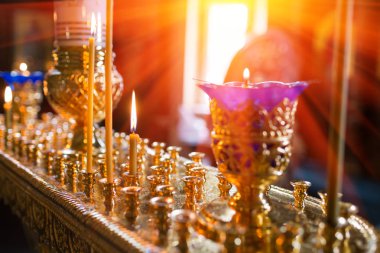 mumlar ve lamba yakın çekim. Paskalya Ortodoks Kilisesi'nin iç. bebek vaftiz. Tören içinde bir Hıristiyan. banyo içine vaftiz yazı tipi