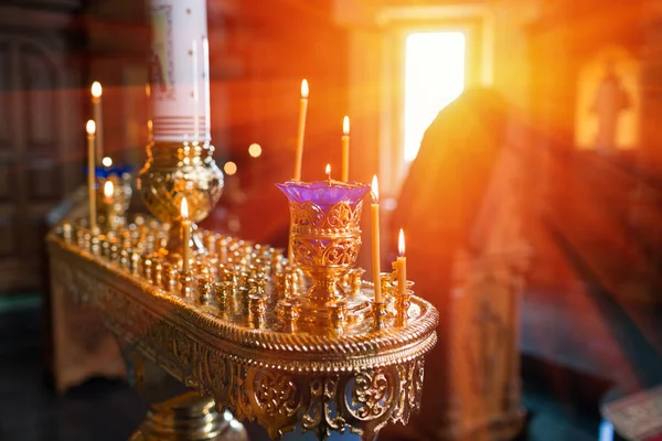 Świece i lampy zbliżenie. Wnętrze kościoła prawosławnego w Wielkanoc. Chrzest dziecka. Ceremonia w chrześcijańskiej. kąpiel w chrzcielnica — Zdjęcie stockowe
