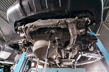 Motor yağı değiştirin. kaldırdı arabanın altındaki çalışma