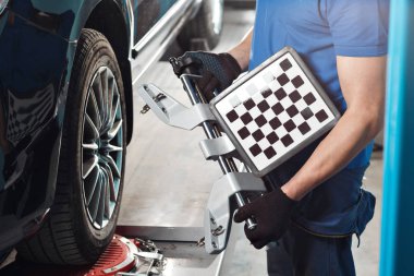 Kılavuz algılayıcı makinist otomatik olarak ayarlar. Hizalama kamber sensörler tekerli araba standı kontrol servis istasyonu atölyesinde.