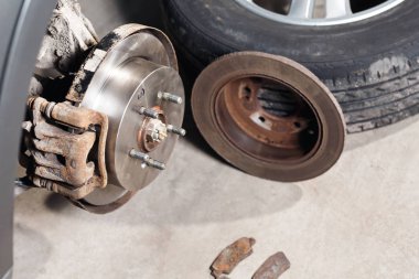 fren disk. Yeni eski yerine. Otomatik mekanik tamir .