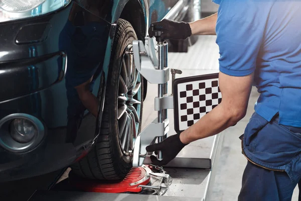 Sensore griglia imposta meccanico su auto. Cavalletto auto con ruote sensori per il controllo camber allineamento in officina della stazione di servizio . — Foto Stock