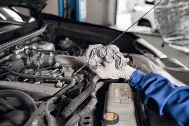 Mekanik kontrol motor yağı bir araba açık kukuleta ile yan görünüm