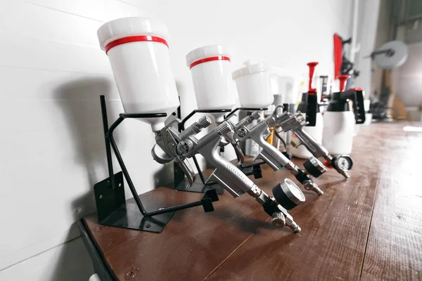 ahşap masa üzerinde boya tabancası. otomatik hizmetinde. endüstriyel boya ve kaplama için kullanılan