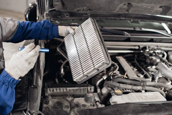 Car mechanic symptoms analysis part air filter of engine for maintaining  isolated on white background with clipping path — Stock Photo, Image