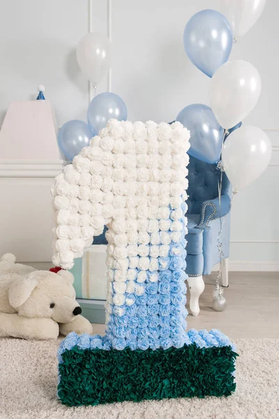 Bir doğum günü için dekore edilmiş numarası 1. Mutlu bir yıl